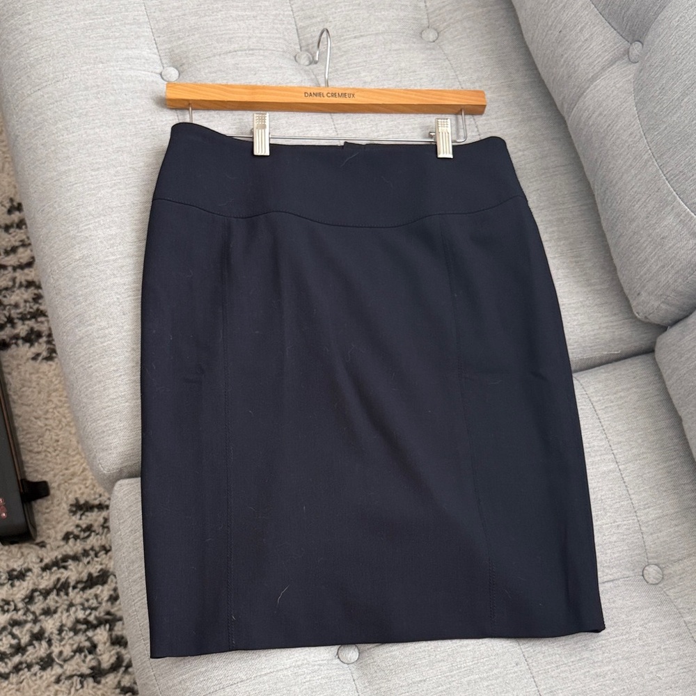 Armani Collezioni Navy Pencil Skirt - Size 6 100% wool EUC